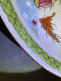 Un plat en porcelaine de Chine famille rose &agrave; d&eacute;cor de guerriers &eacute;questres, Qianlong
